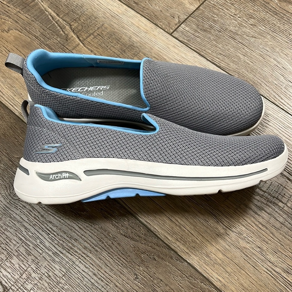 Women’s Skechers slip on, size 9 1/2, Go Walk, air-cooled, arch fit shoe